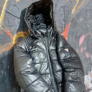 GUESS Puffer Jacket: Actitud Urbana, Abrigo Total